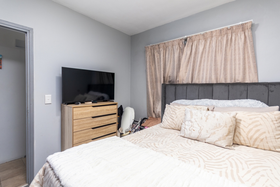 1 Bedroom Property for Sale in Zonnebloem Western Cape